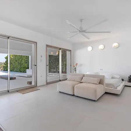 Hastinapura, Acceso Directo Al Mar * Es Castell (Menorca)