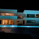 Vila Hastinapura, Acceso Directo Al Mar